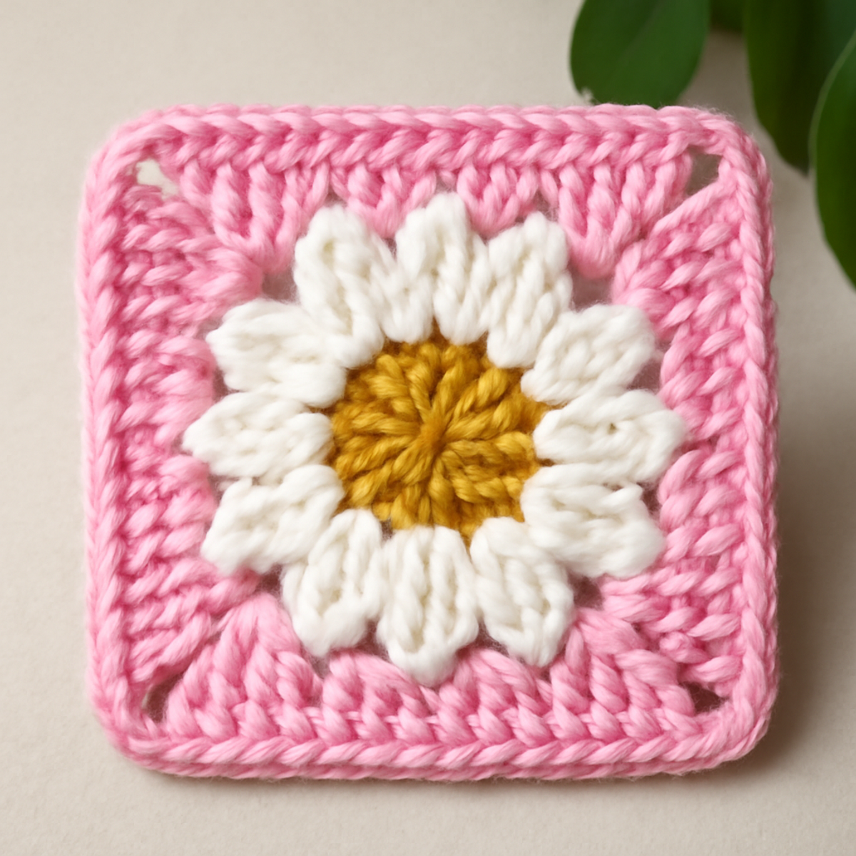 Cheerful Daisy Flower Granny Square: A Beginner's Delight